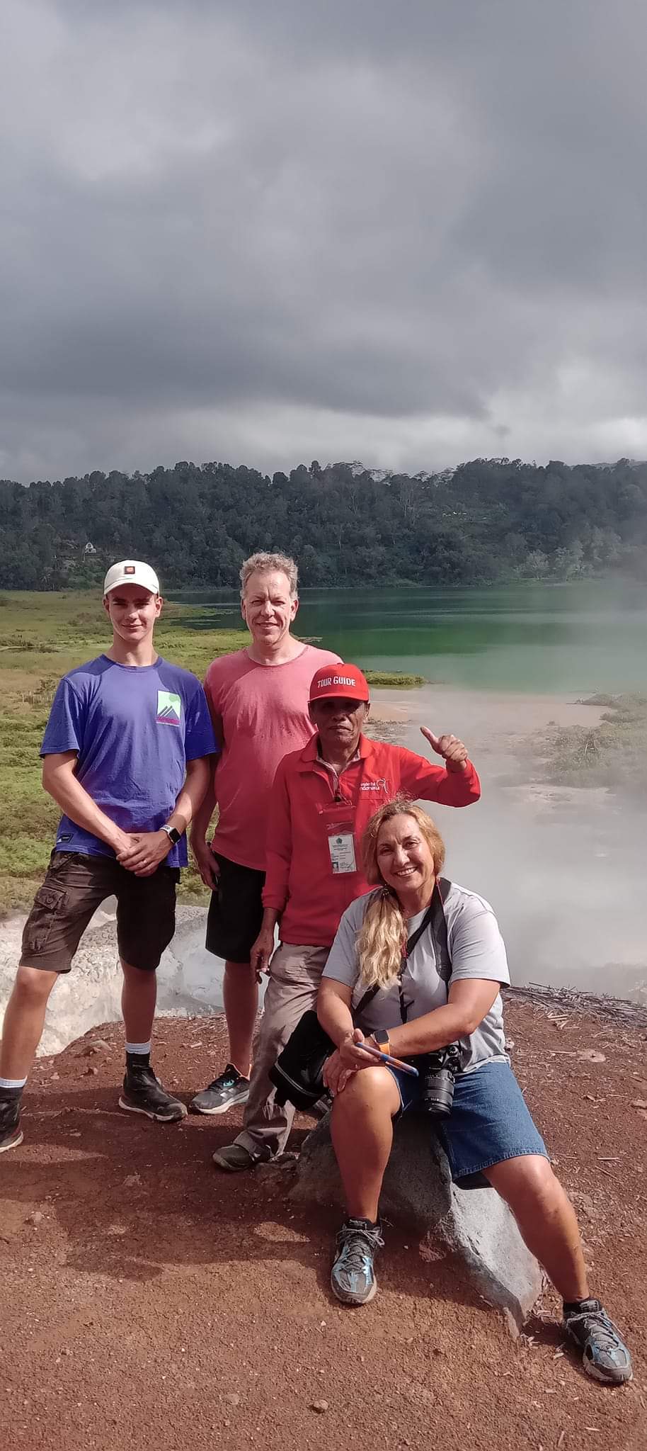 Tour Guide Senior Tomohon Jotje Lala bersama para wisatawan asing saat berkunjung ke sejumlah spot wisata di Kota Bunga. Dok istimewa