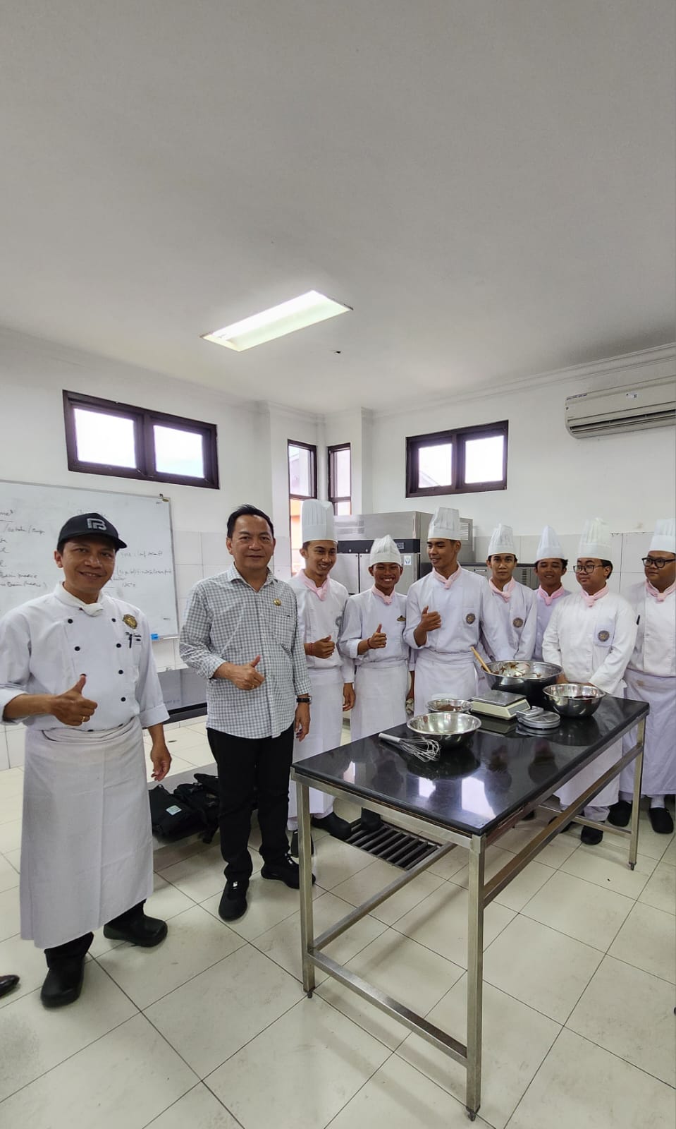 PROFESIONAL: Wali Kota Caroll Senduk SH melihat dari dekat pelatihan keterampilan di Poltekpar Bali, chef atau juru masak jadi salah satu jurusan yang tersedia. Dok istimewa.