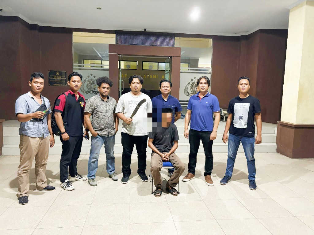 TAK BERKUTIK: Terduga pelaku penghadangan menggunakan senjata tajam diamankan Unit Resmob dan Opsnal Polres Bolsel. Dok istimewa
