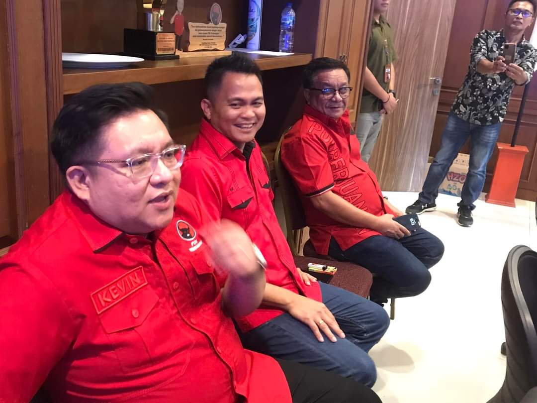 RK (tengah) kala bersama para kader yang juga kepala daerah, dalam Rapat Konsolidasi PDIP Sulut belum lama ini. Dok istimewa