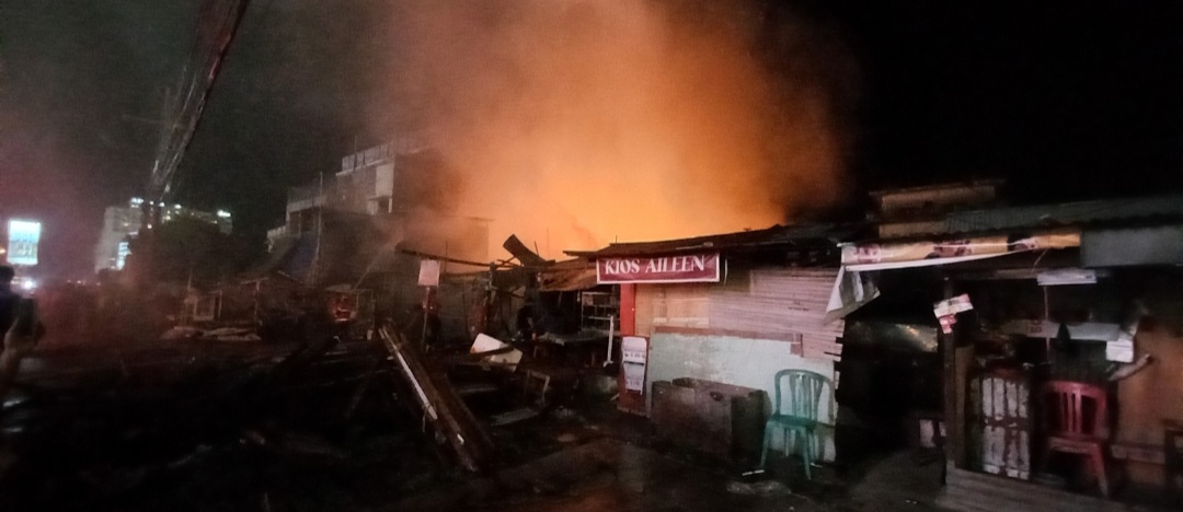 Api Menghanguskan Bangunan Kios di Depan Megamall Manado. foto: Greg/MP