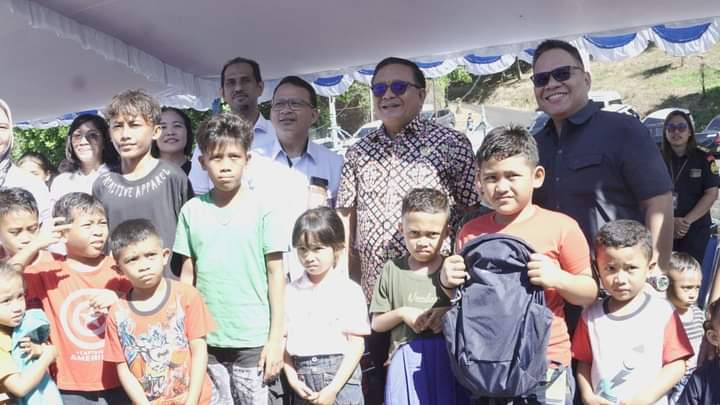 Keceriaan anak-anak pengungsi erupsi Gunung Ruang bersama Wali Kota Bitung Maurits Mantiri, didampingi Plt Asisten I Setda Kota Bitung Albert Sergius, dalam program KKP peduli.(Dok Istimewa)