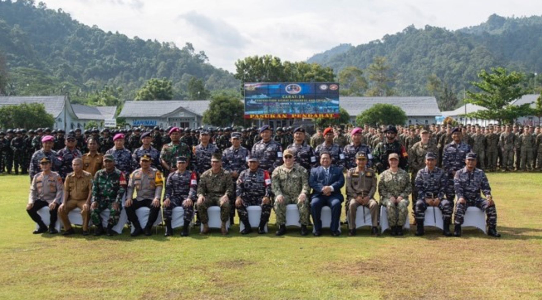 Para pemimpin utama Angkatan Bersenjata AS dan Indonesia berfoto bersama usai upacara pembukaan Cooperation Afloat Readiness and Training (CARAT) Indonesia 24 di Pesawaran, Lampung, Indonesia, 13 Mei.