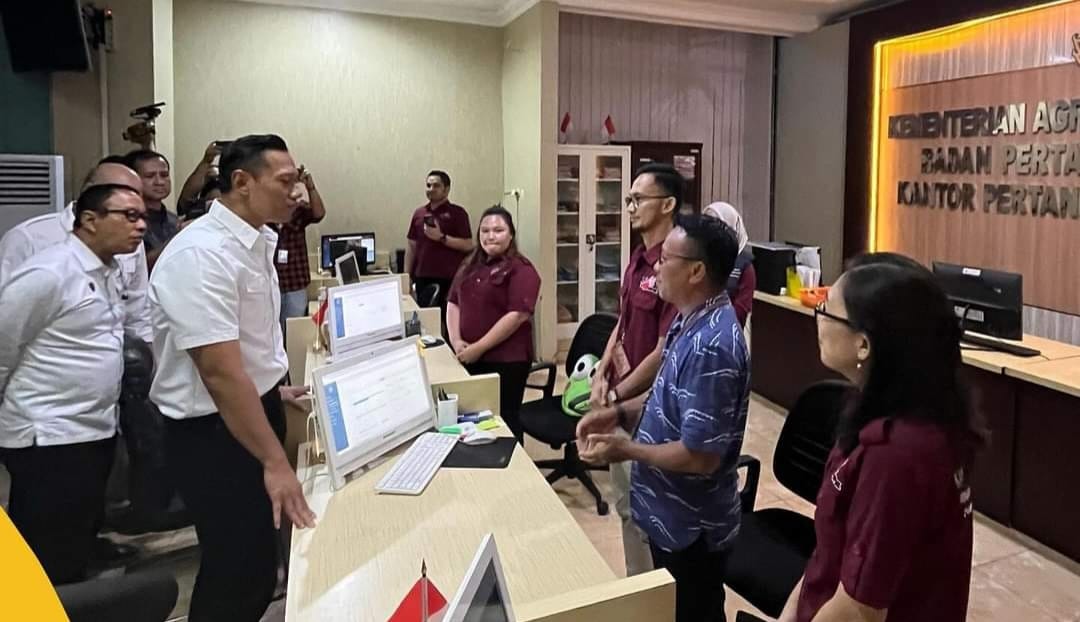 Kepala Kantor Alexander Wowiling MSi, Kepala Sub Bagian Tata Usaha Raynolds Mukau bersama jajaran, diskusi dengan Menteri AHY (kiri) saat berkunjung di Kantah Manado, belum lama ini.