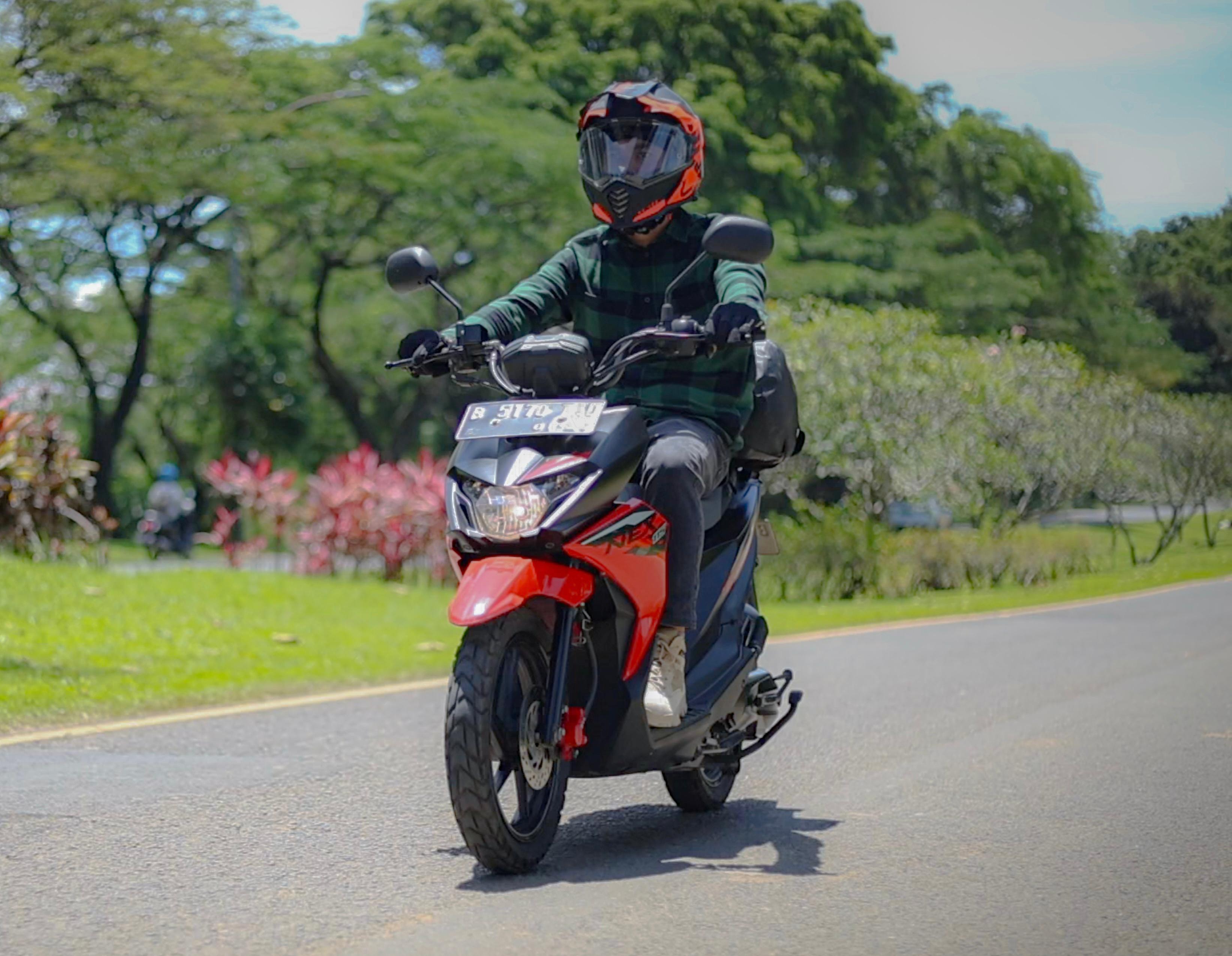 Ilustrasi berkendara aman dengan Suzuki Nex Crossover