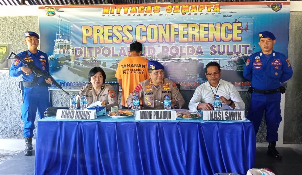 Wadir Polairud Polda Sulut, AKBP Denny Tompunu saat memimpin konferensi pers di Mako Polairud, Tandurusa Bitung.(Franky Sumaraw/MP)
