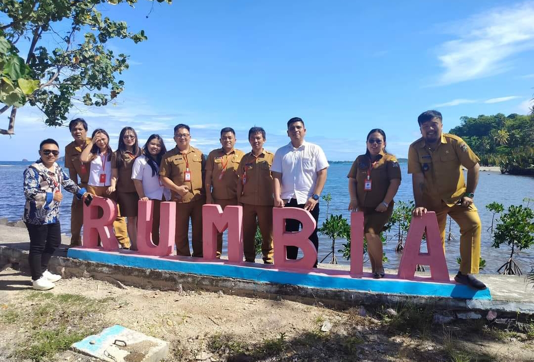 TINJAU: Tim Penilai Lomba Desa saat meninjau pariwisata di Pantai Rumbia, Kecamatan Langowan Selatan Selasa (21/5/2024) kemarin.