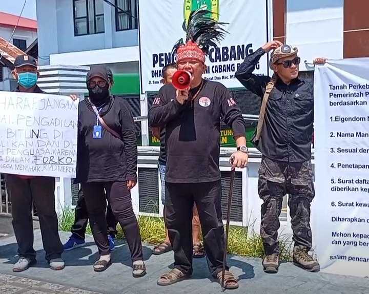 Ketua AKSI Stephanus Kabasaran Liow, saat menyampaikan orasi di depan Kantor Pengadilan Negeri Bitung.(Franky Sumaraw/MP)