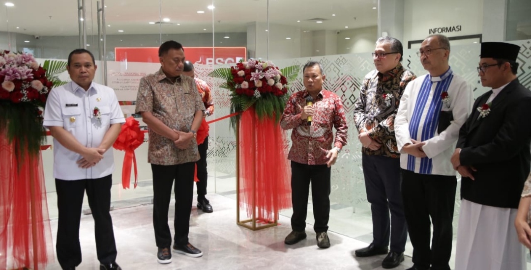 Gubernur OD didampingi Dirut BSG Revino Pepah dan jajaran saat meresmikan Kantor Cabang BSG Jakarta di Rajawali Place Kuningan.