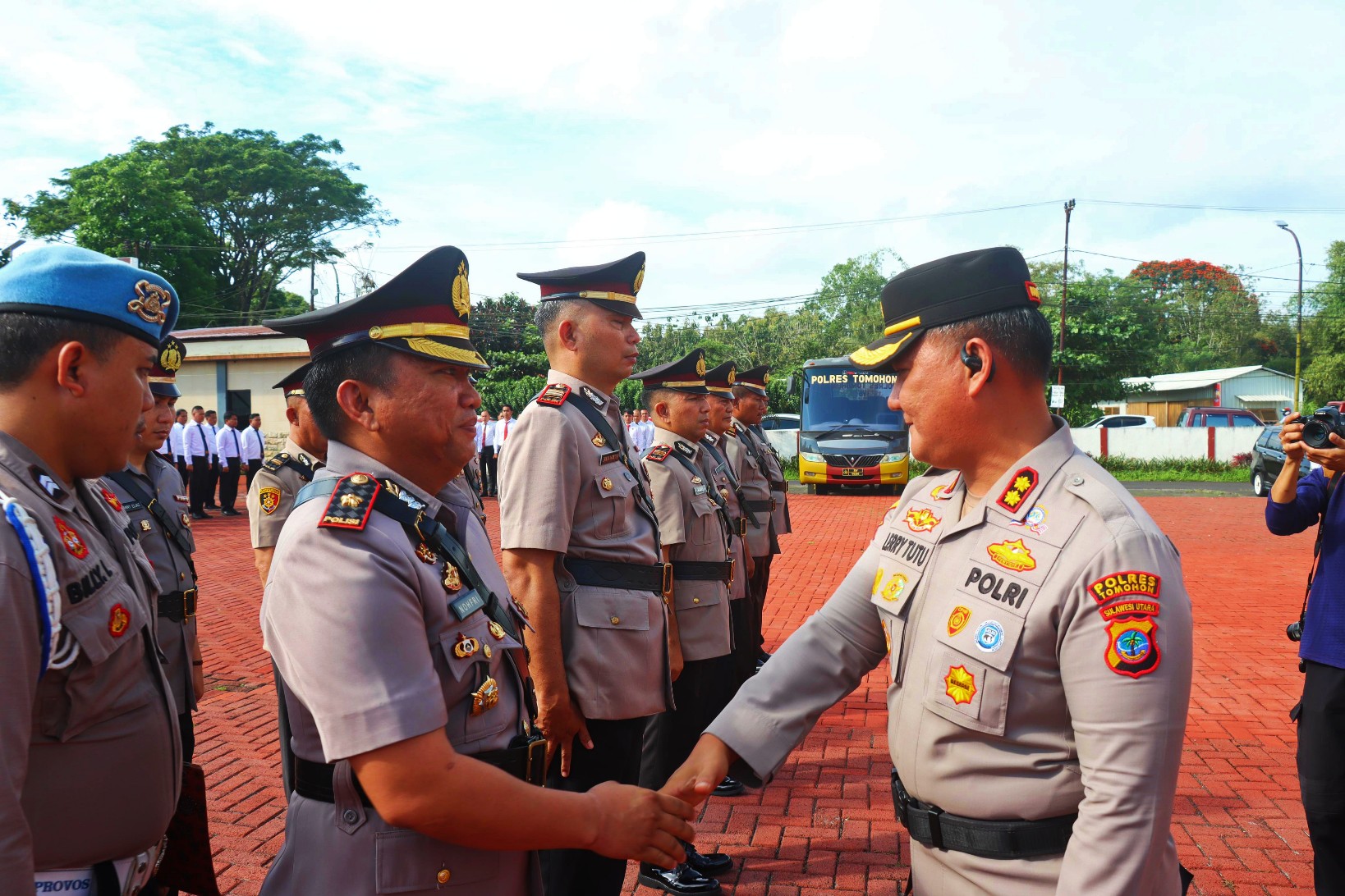 BERGANTI: Kapolres Tomohon AKBP Lerry Tutu SIK MM saat memimpin pelaksanaan Sertijab dan Pelantikan PJU Polres Tomohon, Senin (27/5/2024). Dok istimewa