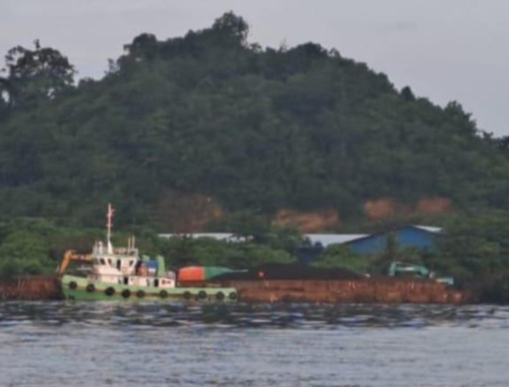 Kapal Tongkang Labuan 2308 Taguat SRO 7 berhenti di depan Dok Kelapa Dua, Selat Lembeh.(Dok Istimewa)