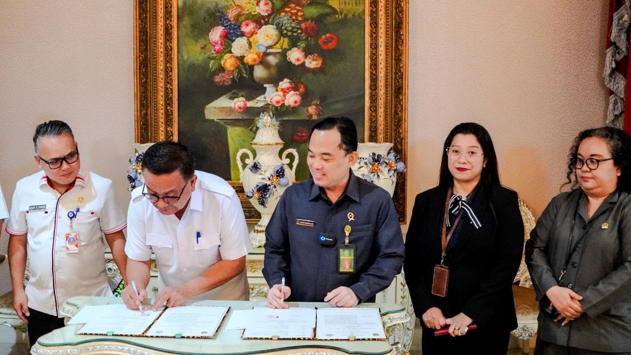 Wali Kota Bitung Maurits Mantiri dan Ketua PN Bitung Rahmat Sanjaya melakukan penandatanganan nota kesepakatan program family recovery.(Dok Istimewa)