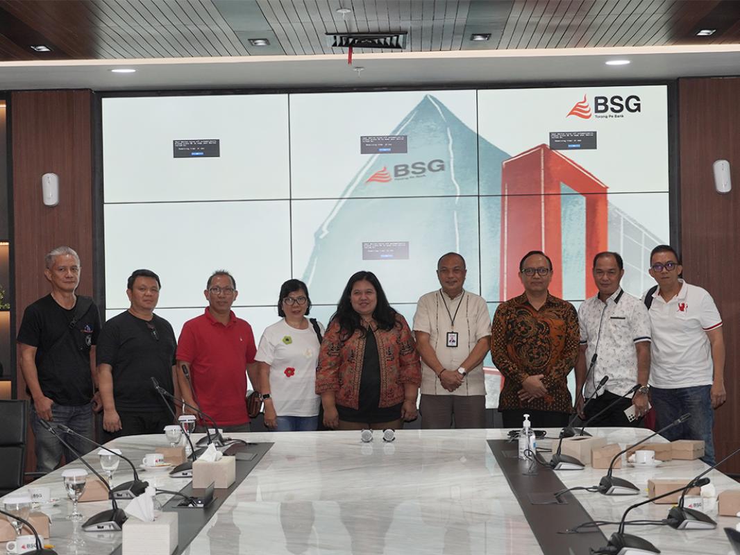 Kepala Bapenda Kota Bitung Theo Rorong (kedua dari kanan) didampingi Kabid Pendataan dan Pendaftaran Kevin Kambey, mengikuti rapat koordinasi bersama KPK dan Bank SulutGo.(Dok Istimewa)