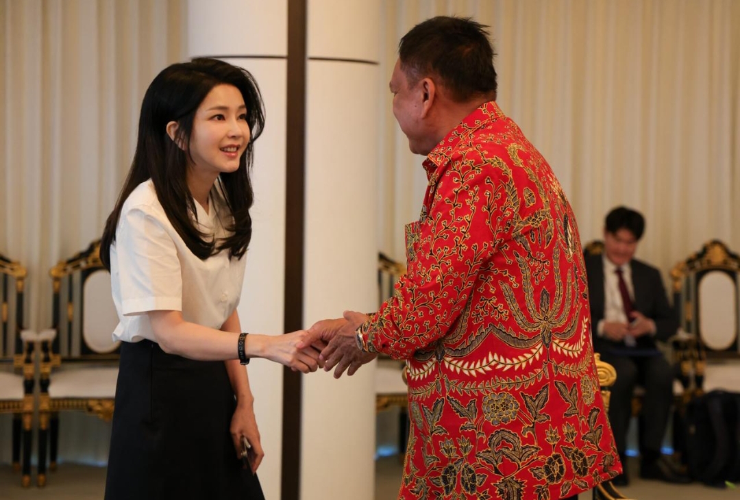 Gubernur Sulut Olly Dondokambey saat promosikan Pariwisata Sulut kepada Ibu Negara Korsel  Kim Keon Hee.