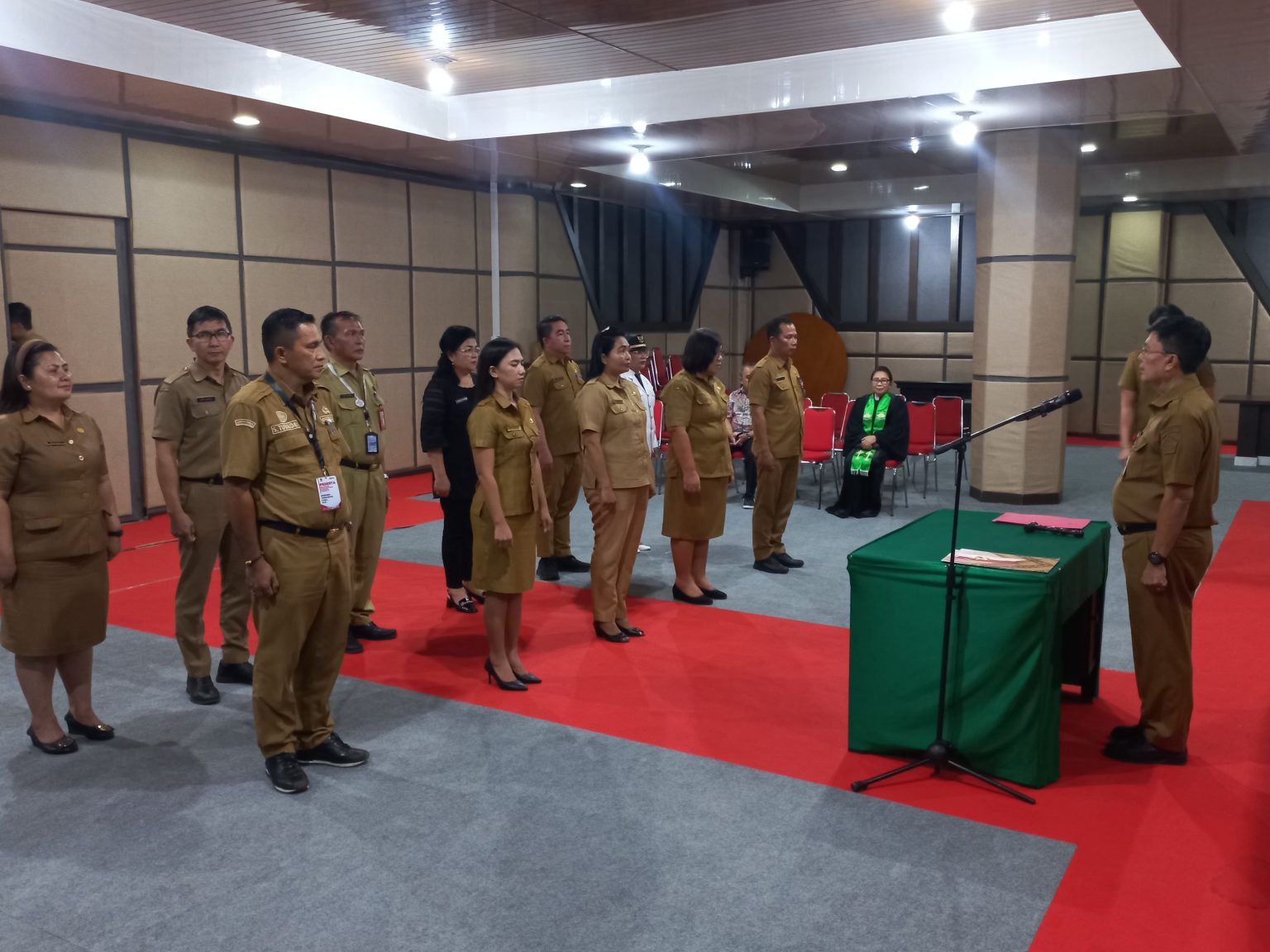 SELAMAT BERTUGAS: Sekkab Minut Novly Wowiling mewakili Bupati Joune Ganda memimpin pelantikan serta pengambilan sumpah dan janji jabatan di Lantai III, Kantor Bupati Minut, Senin (3/6/2024) malam.