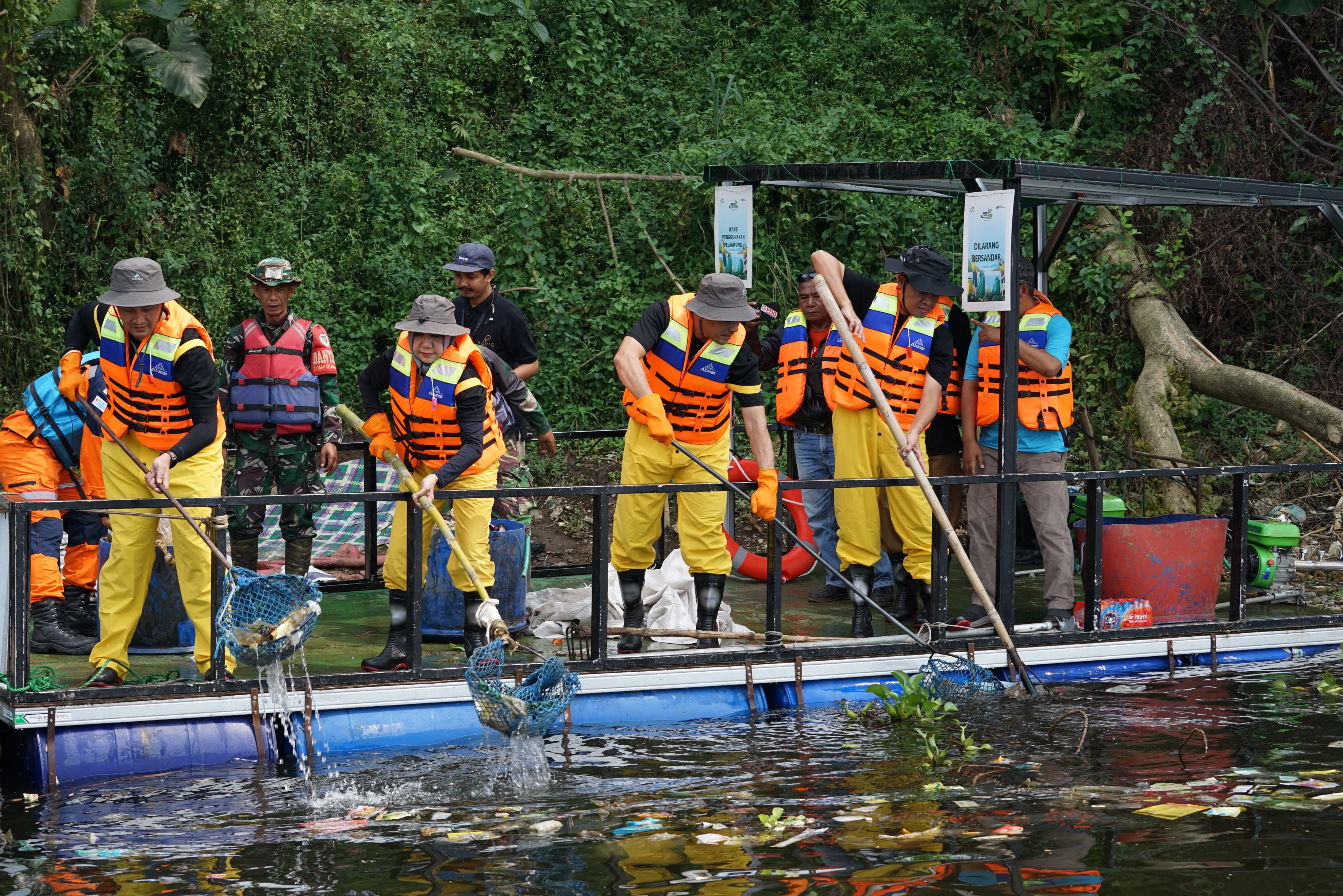 Pegawai PLN bersama komunitas dan para pemangku kepentingan kolaborasi menggunakan perahu melakukan pembersihan Waduk Saguling yang berada di Kabupaten Bandung Barat, Jawa Barat, Senin (3/6).