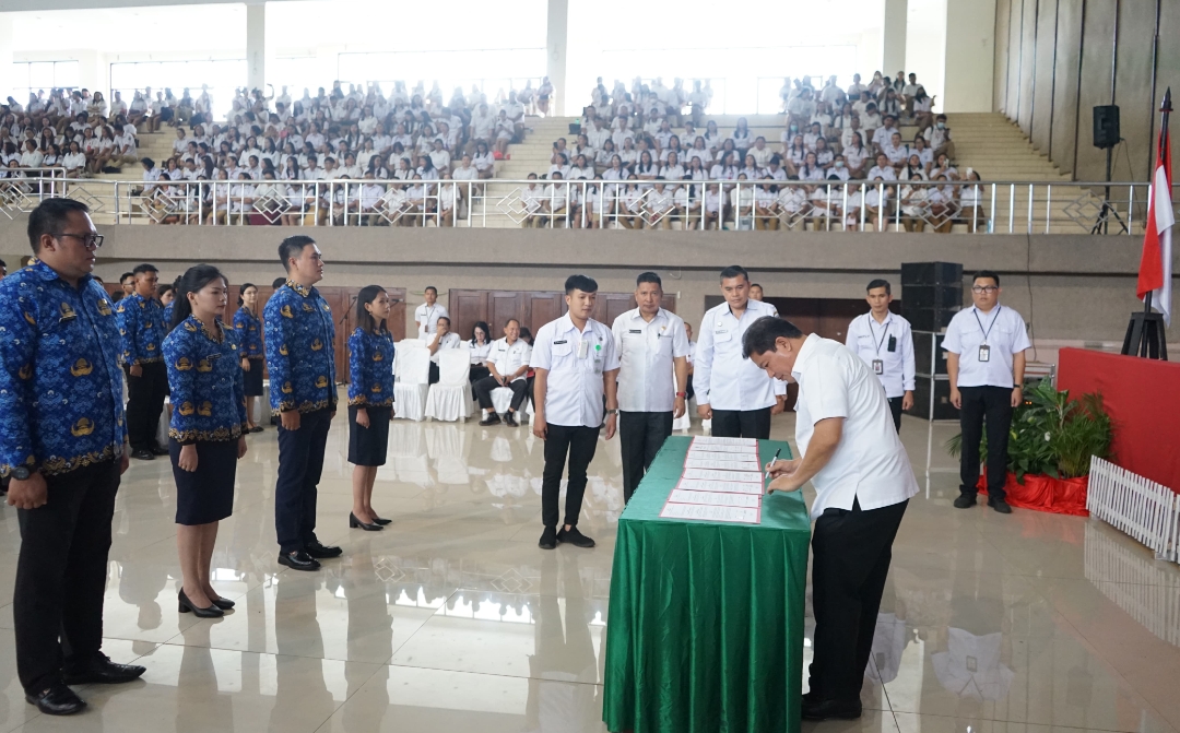 LANTIK: Pj Bupati Minahasa Jemmy Kumendong dalam melantik PNS di Kabupaten Minahasa, Rabu (5/6/2024) di Gedung Wale Ne Tou Tondano.