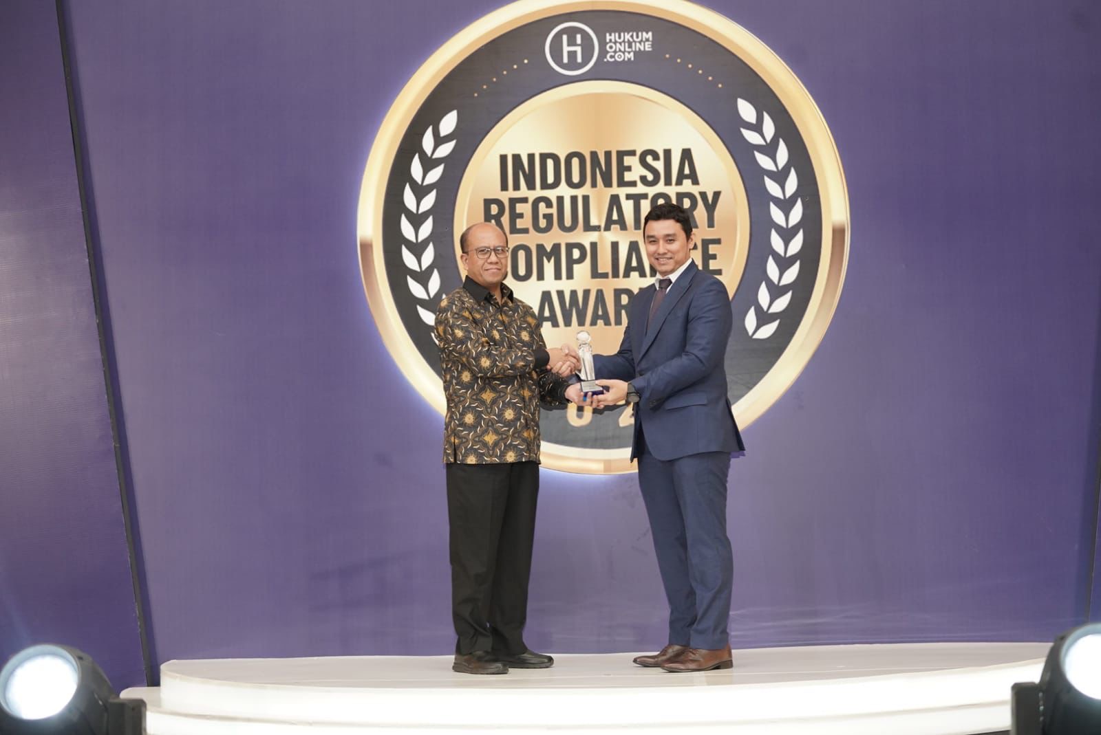 PLN meraih penghargaan Sapphire untuk kategori Best Enterprise in Regulatory Compliance. Penghargaan diserahkan kepada Direktur Manajemen Risiko PLN, Suroso Isnandar (kiri) oleh Chief Content Officer