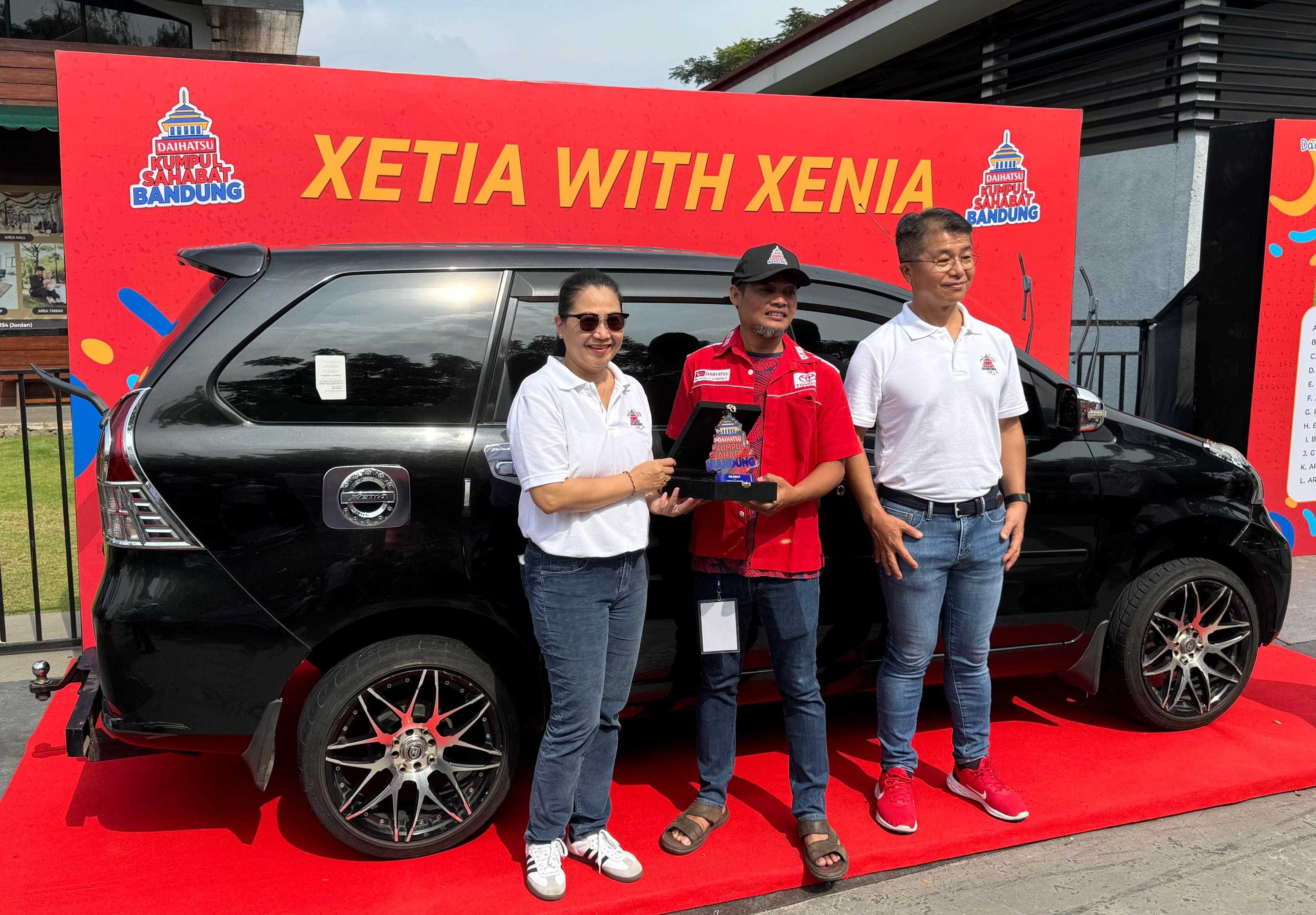 Penyerahan penghargaan dari perwakilan manajemen Daihatsu kepada Hendi sebagai pemenang Xetia with Xenia di Bandung pada 2 Juni 2024