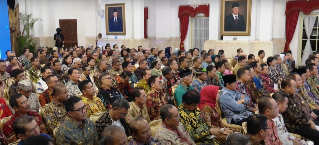HADIRI: Nampak Pj Bupati Minahasa berada diantara para Kepala Daerah di Indonesia yang turut meraih TPID Award, di Istana Negara, Jumat (14/6/2024).