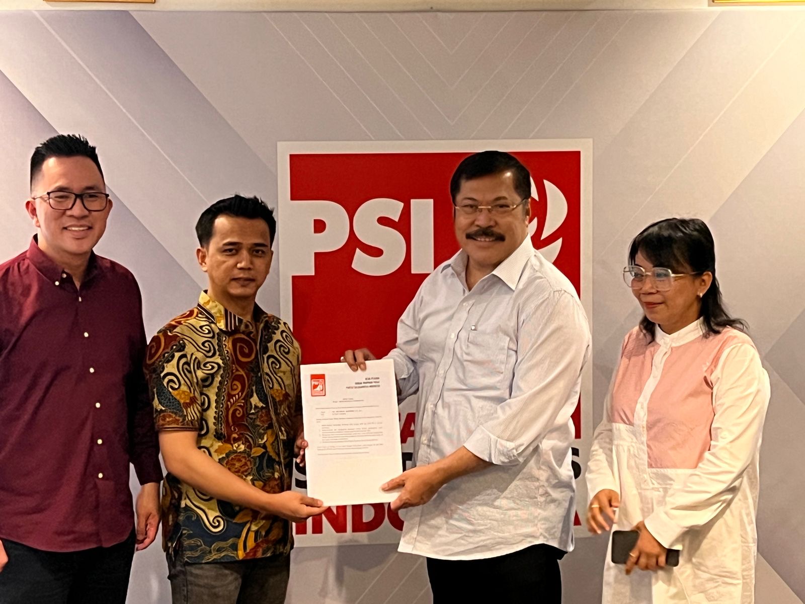 Penyerahan surat tugas pada Jan Maringka sebagai calon wakil gubernur dari PSI.