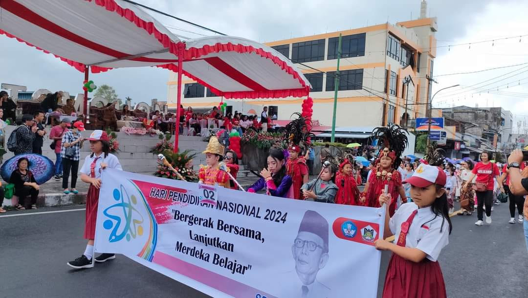 MERIAH: Pelaksanaan Pawai Bocah memeriahkan Peringatan Hardiknas di Kota Tomohon. Dok istimewa