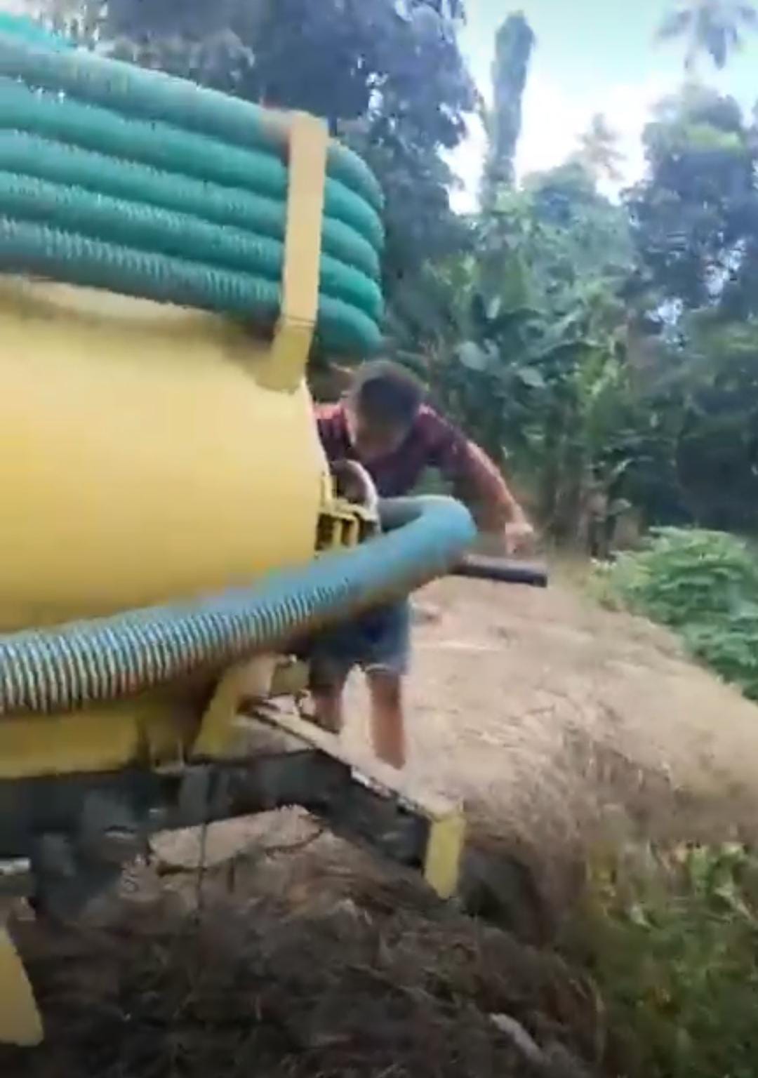 PENCEMARAN: Tangkapan layar, aktifitas pembuangan limbah oleh kendaraan milik KUD Wenang di Desa Kamangta.