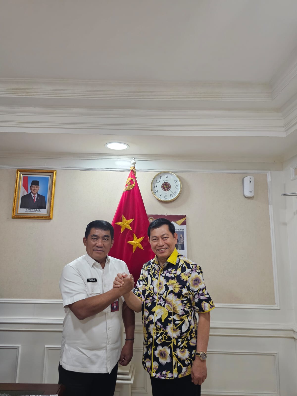 Yulius Selvanus Komaling dan Victor Mailangkay.