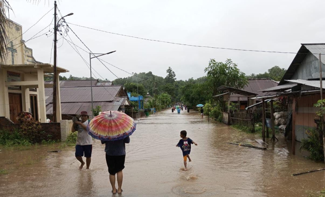 TERDAMPAK: Banjir terjadi di Desa Rumbia Kecamatan Langowan Selatan, Rabu (26/6/2024).