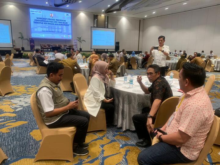 Penjabat Bupati Sitaro Joi E B Oroh di kegiatan workshop yang diprakarsai Balai Jasa Konstruksi Wilayah VI Makassar.