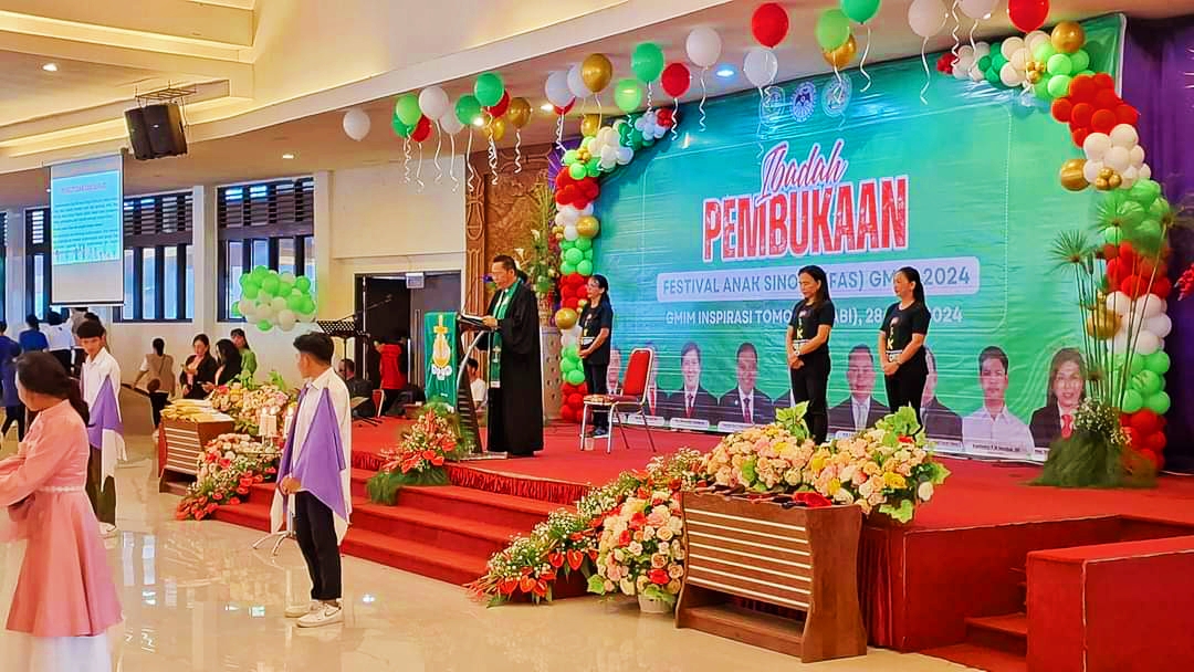 HIKMAT: Suasana Ibadah Pembukaan Festival Anak Sinode GMIM Tahun 2024, dipimpin oleh Pdt Evert Tangel MPdk, di Auditorium Bukit Inspirasi, Jumat (28/6/2024). Dok istimewa