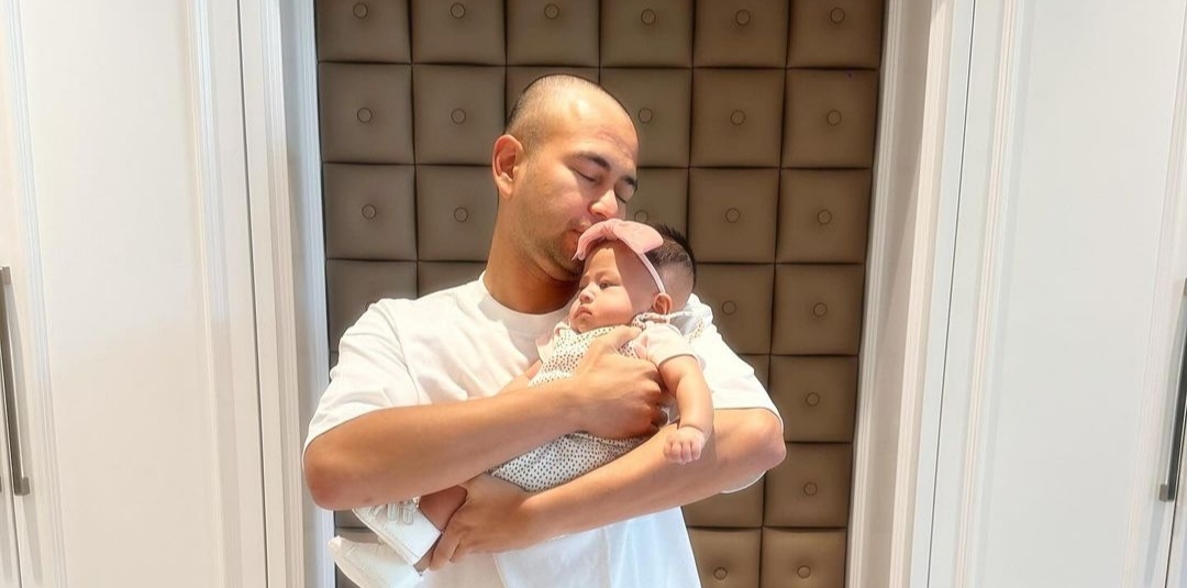 Raffi Ahmad bersama putrinya Lily