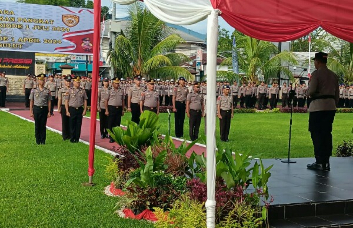 Upacara korps rapport kenaikan pangkat digelar di halaman Presisi Polda Sulut, Selasa (2/7/2024) pagi, dipimpin oleh Kapolda Sulut Irjen Pol Yudhiawan dan PJU