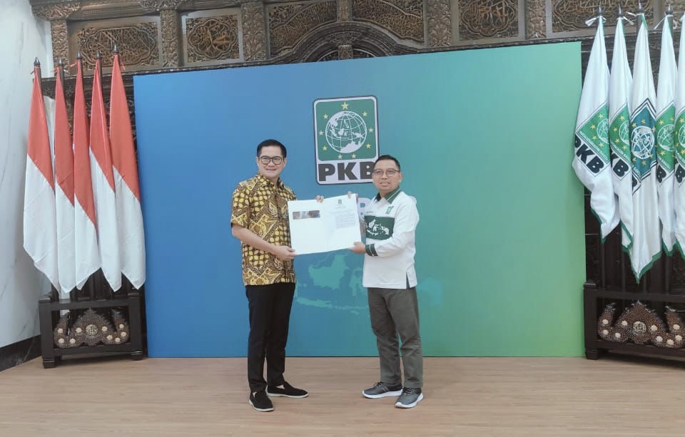 RESMI DIUSUNG: Petahana Bupati Minut Joune Ganda menerima SK dukungan dari DPP PKB, Kamis (4/7/2024) malam.