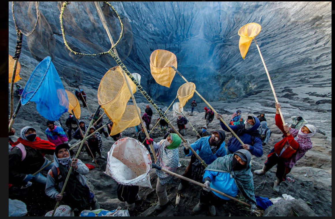 Warga berebut sesajen yang dilempar masyarakat Suku Tengger ke kawah Gunung Bromo di Probolinggo, Jawa Timur.