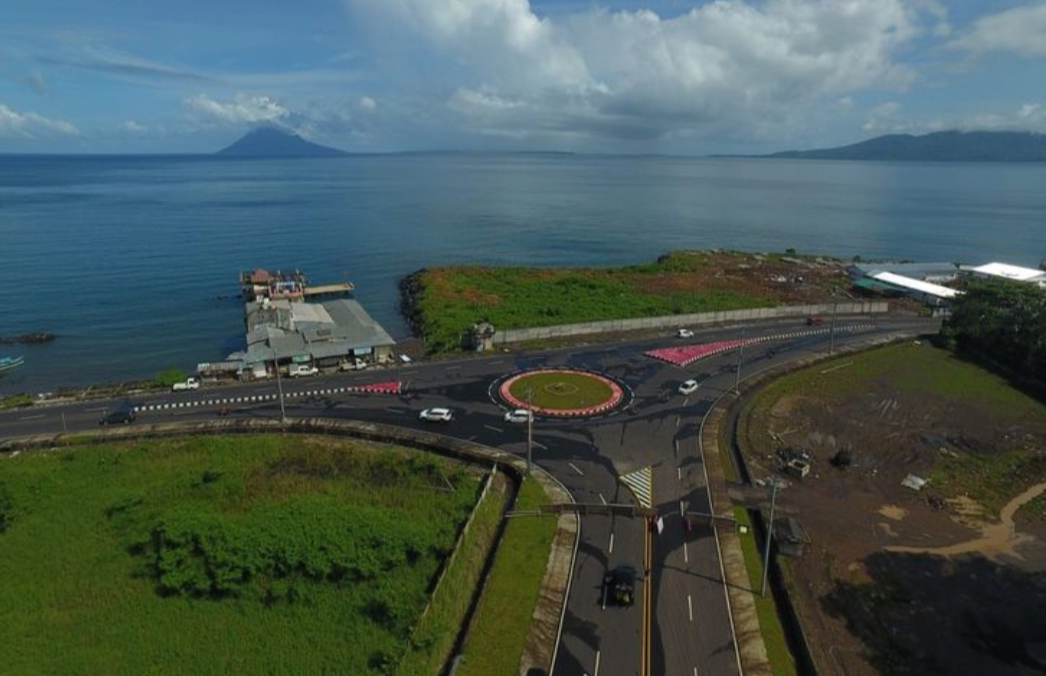 Pintu masuk MORR III yang berada di perbatasan Minahasa dan Kota Manado.