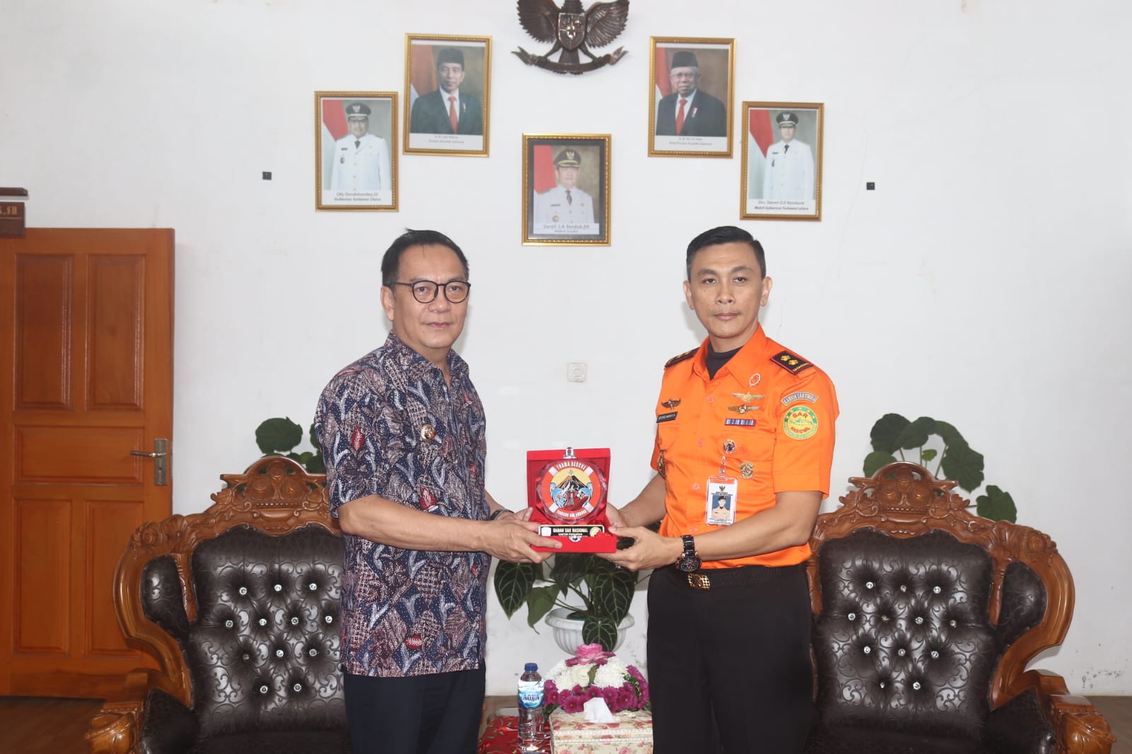 SINERGI BERSAMA: Wali Kota Caroll Senduk dan George Randang bertukar cinderamata sebagai bentuk soliditas antar stakeholder. Dok istimewa