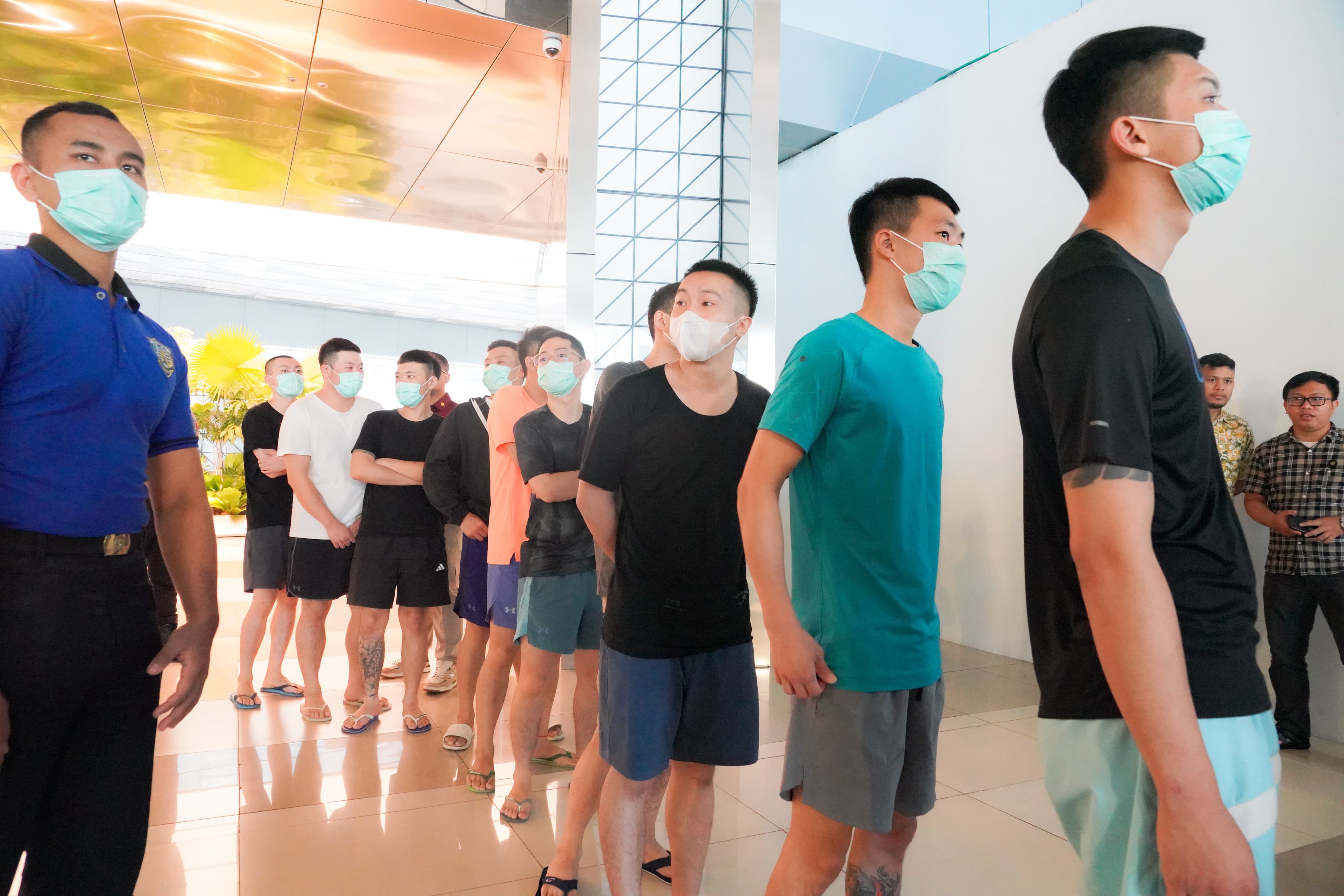 Ditjen Imigrasi mendeportasi dan memasukkan ke dalam daftar cekal 13 WNA asal Taiwan yang merupakan pelaku kejahatan berat di tempat asalnya.