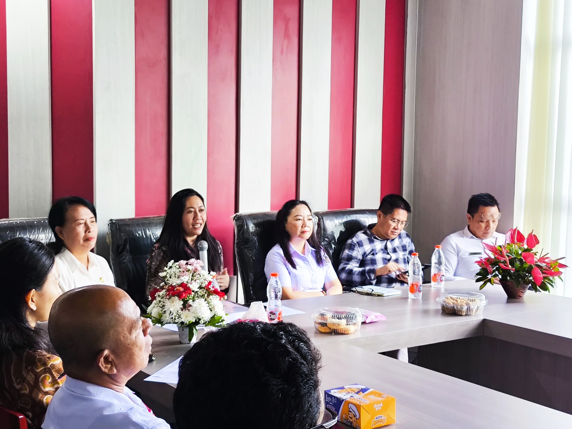 BERI PENJELASAN: Jajaran BKKBN Sulut bersama stakeholder terkait saat menjelaskan proses mekanisme pemberian Tanda Penghargaan dan Kehormatan Manggala Karya Kencana. Dok Jul/MP