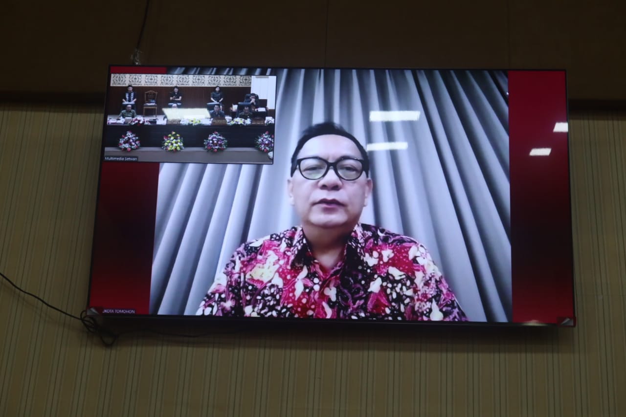BERI PENJELASAN: Wali Kota Caroll Senduk SH saat memaparkan Ranperda RPJPD dalam rapat paripurna via Zoom, akhir pekan lalu. Dok istimewa