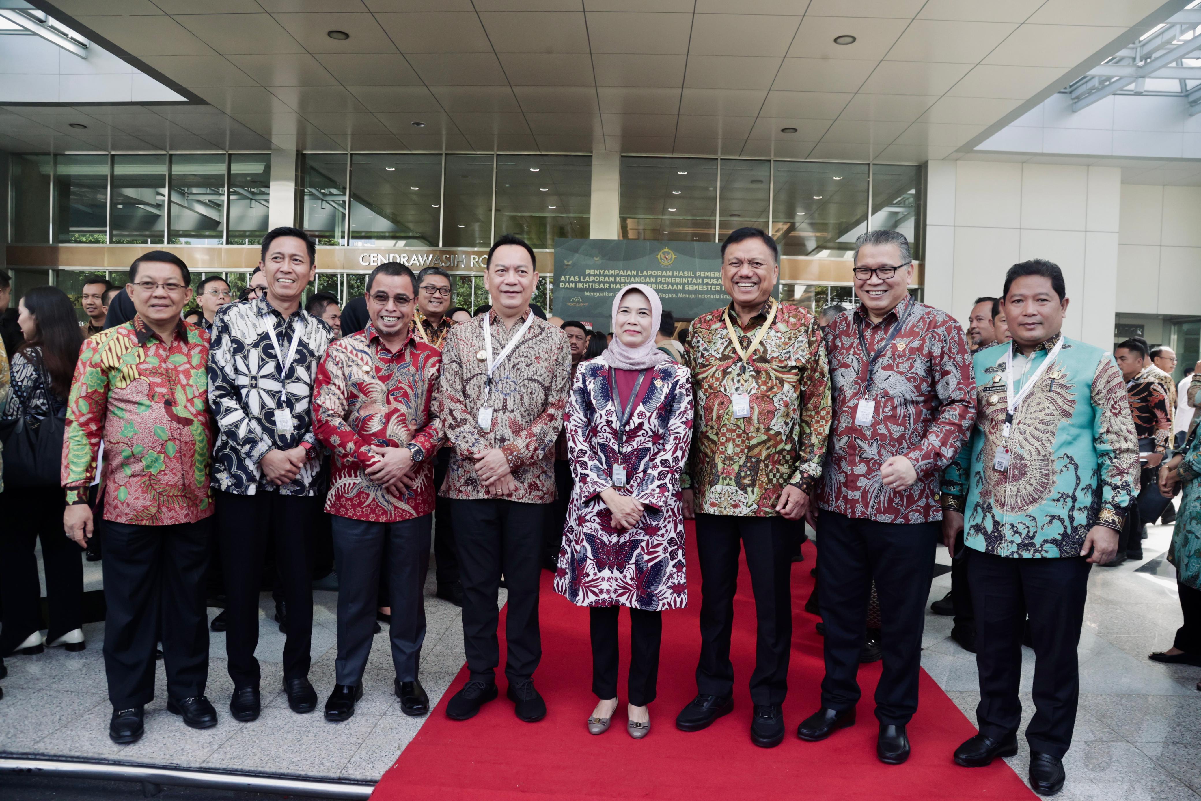 SINERGI BERSAMA: Wali Kota Caroll Senduk SH (keempat kiri) bersama Gubernur Olly Dondokambey berfoto bersama dengan Ketua BPK RI Dr Isma Yatun, CSFA., CFrA (tengah). Dok istimewa