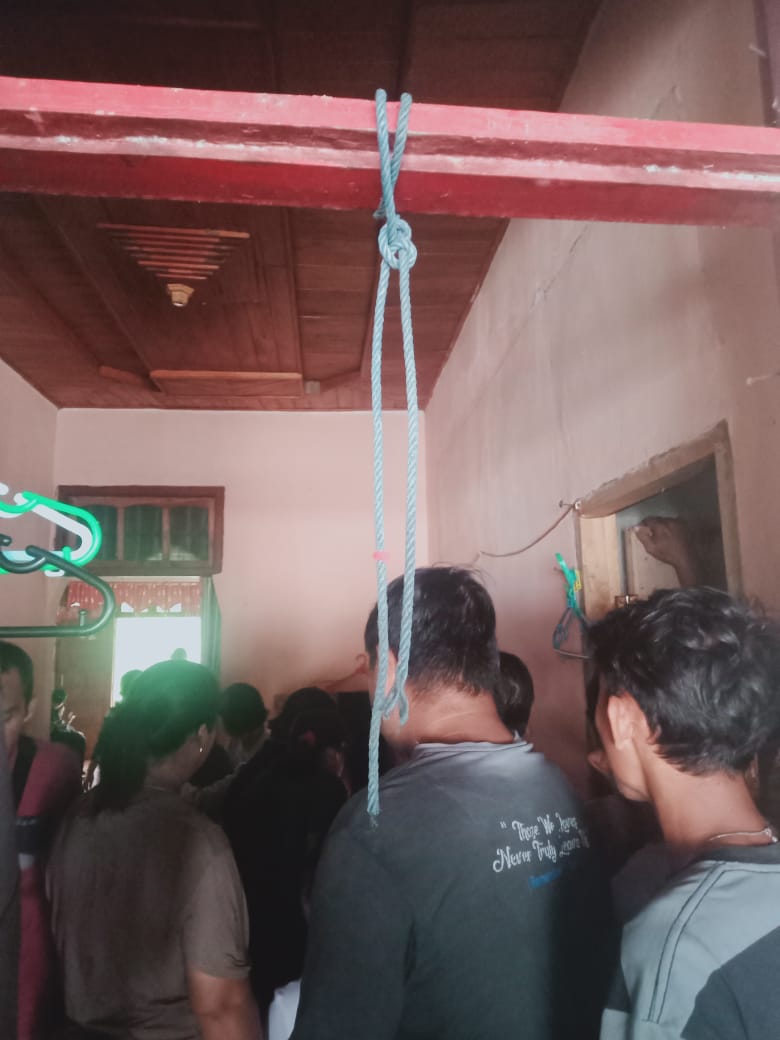 Suasana di TKP pasca peristiwa gantung diri di Kelurahan Kelapa Dua, Kecamatan Lembeh Selatan, terlihat tali yang digunakan korban untuk mengakhiri hidupnya.(Dok Istimewa)