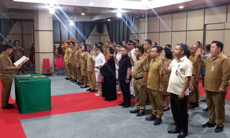 SAH: Sekda Novly Wowiling memimpin pelantikan dan pengambilan sumpah jabatan di Aula kantor Bupati Lantai 3, Selasa (9/7/2024).