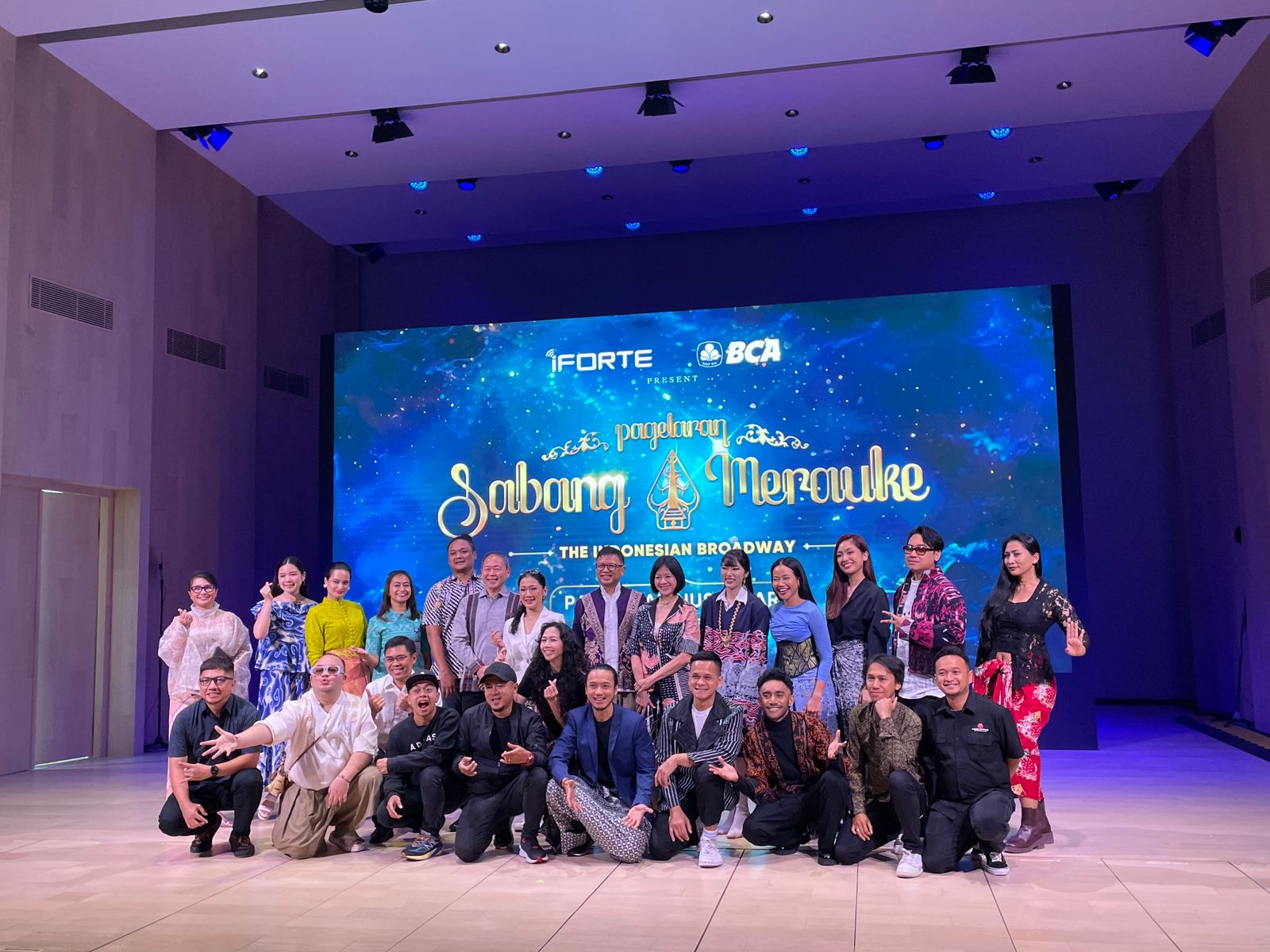 Sebagian tim yang terlibat dalam Pagelaran Sabang Merauke termasuk Isyana Sarasvati dan Yura Yunita saat konferensi pers, Selasa (9/7). Foto: Foggen/MP