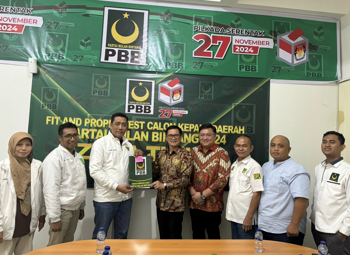 Joune Ganda dan Kevin W Lotulung menerima SK dukungan DPP PBB yang diserahkan Ketua Tim Penjaringan Pilkada DPP PBB, Azanil Kelana, bersama anggota Ratna Julita dan Solihin Pure.