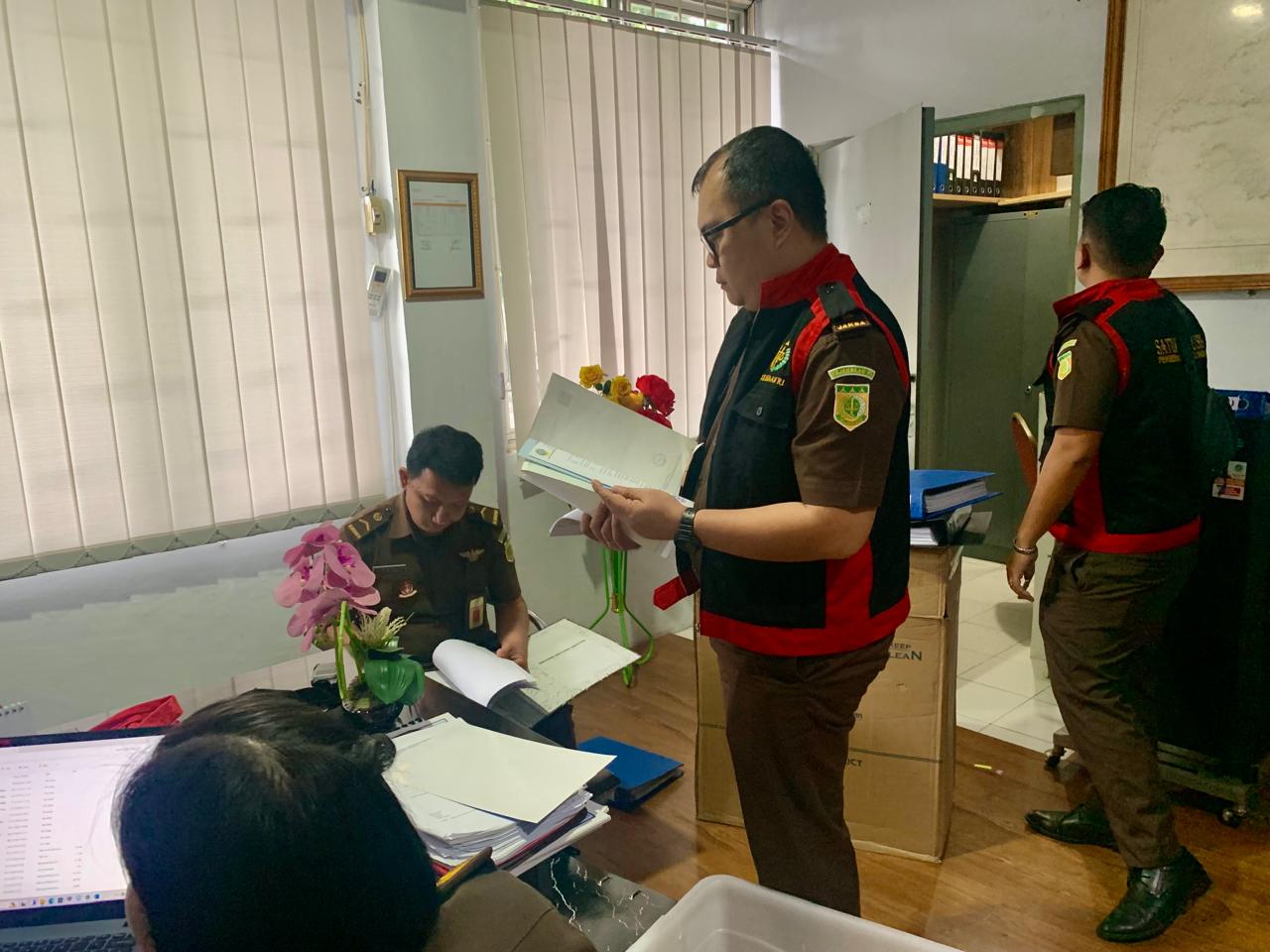 Penyidik pada Kejaksaan Negeri Bitung yang dipimpin Kasi Pidsus Ivan Roring, saat melakukan penggeledahan di Kantor Distrik Navigasi Kelas I Bitung.(Dok Istimewa)
