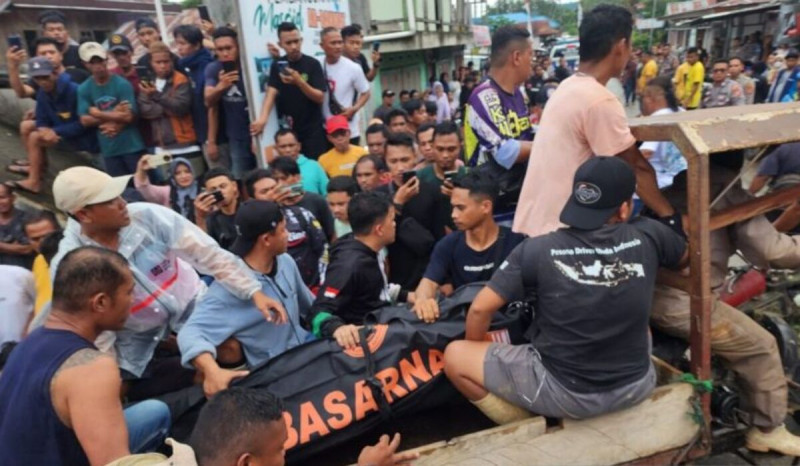 Proses evakuasi jenazah salah satu korban tanah longsor di kawasan tambang rakyat Desa Tulabolo Timur, Provinsi Gorontalo.