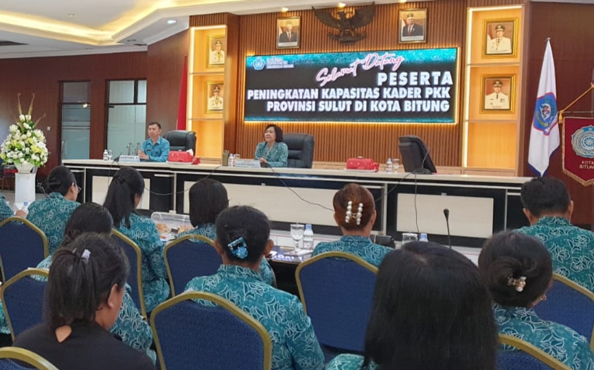 Ketua TP-PKK Kota Bitung Rita Mantiri-Tangkudung saat memberikan materi dalam kegiatan TP-PKK Provinsi Sulut.(Dok Istimewa)