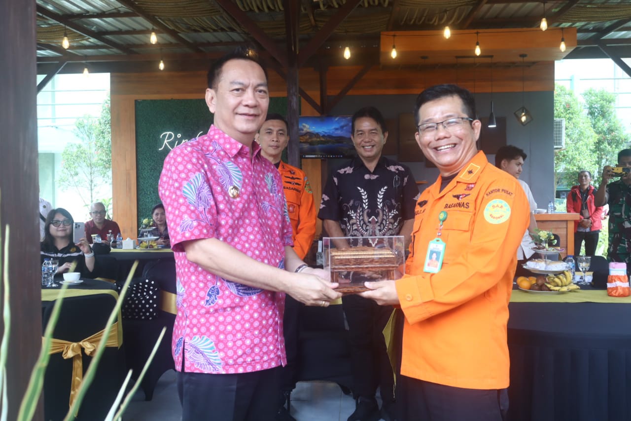 BERSINERGI: Wali Kota Caroll Senduk SH bersama Direktur Bina Potensi Basarnas RI Agus Haryono SS MBA, di sela kegiatan Pemberdayaan Masyarakat Bidang Pencarian dan Pertolongan. Dok istimewa
