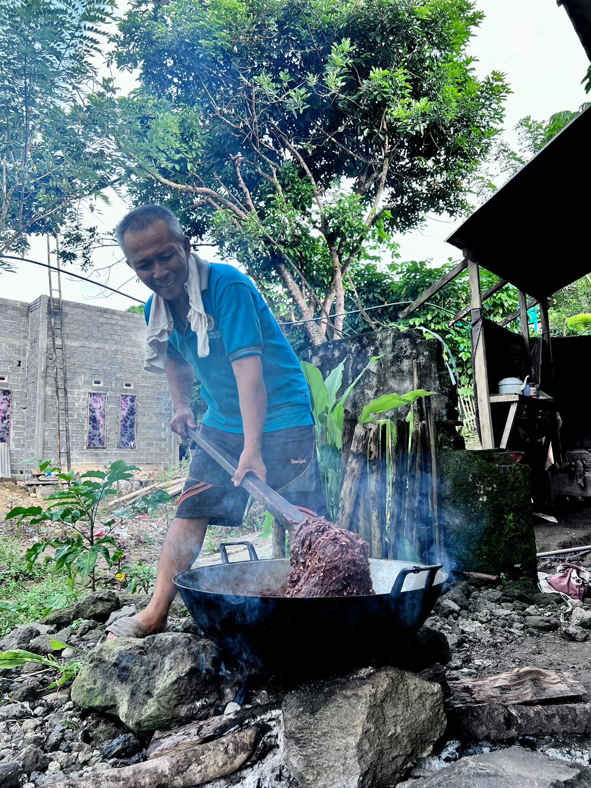 Persiapan jelang Pengucapan Syukur Minsel, masyarakat mulai goyang dodol. Seperti potret foto ini, Bapak Jefri Manampiring, warga Desa Wawona, Kecamatan Tatapaan Indah sedang mengolah adonan dodol.